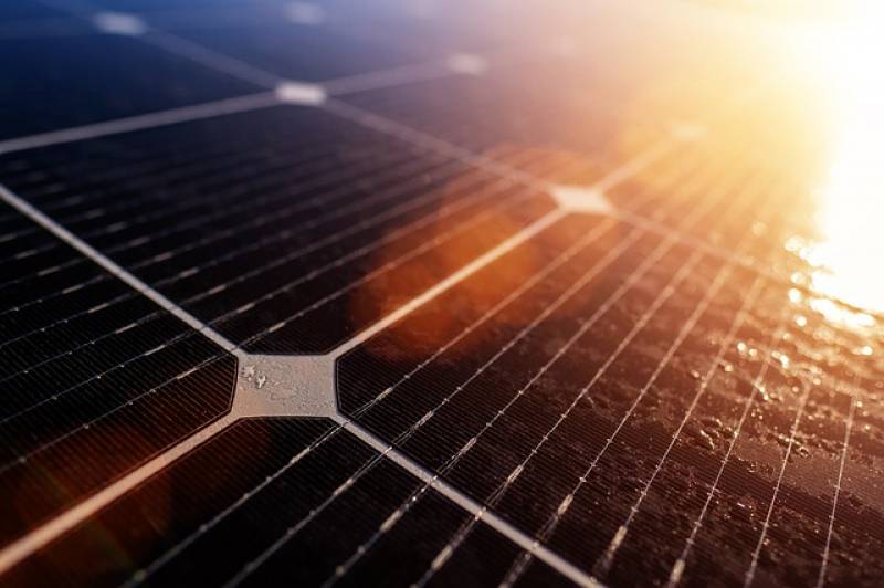 Pose de panneaux photovoltaïques par une entreprise spécialisée en énergie solaire à Arles